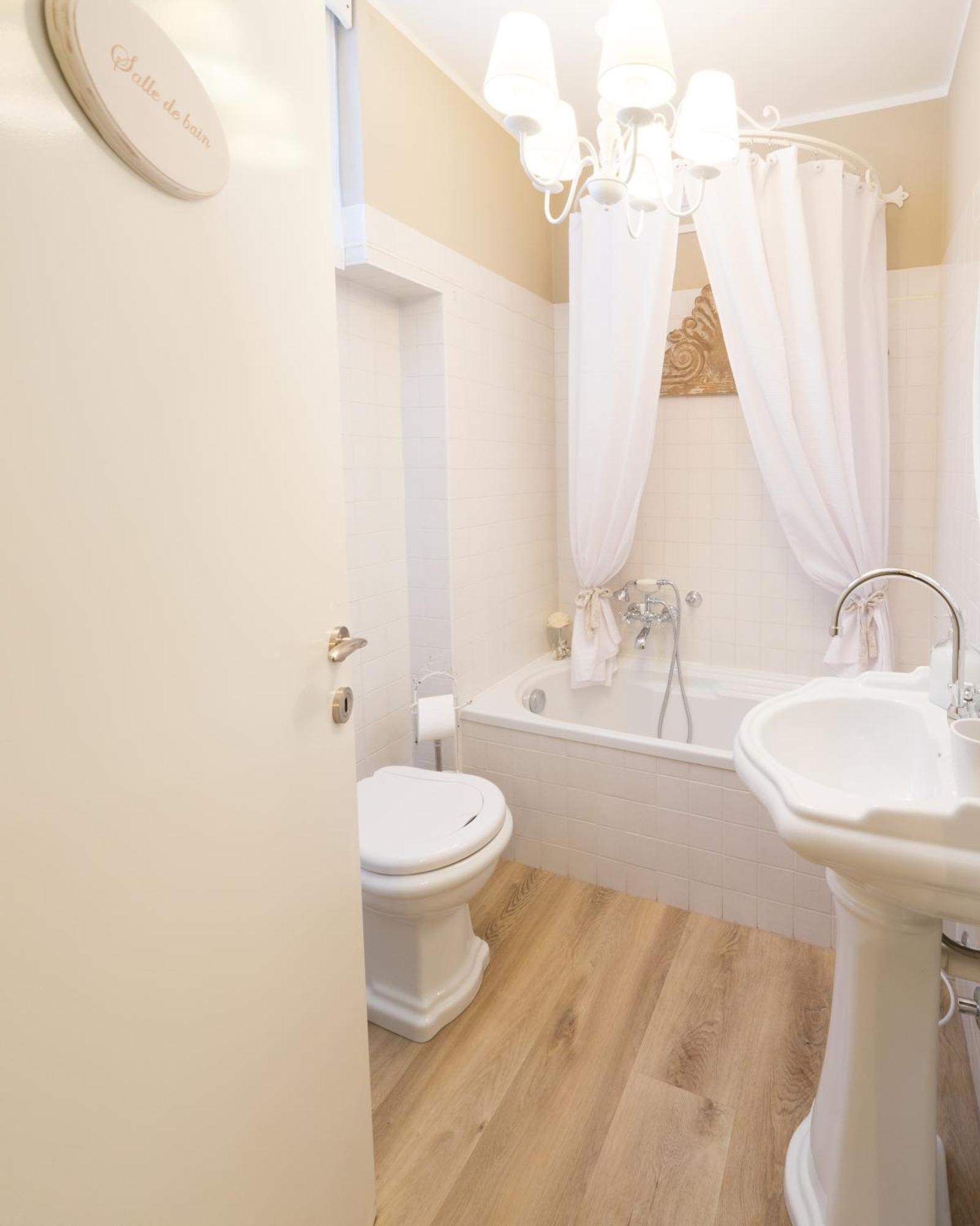 Bnbook Maison Charlotte Lago Maggiore Porto Valtravaglia Εξωτερικό φωτογραφία